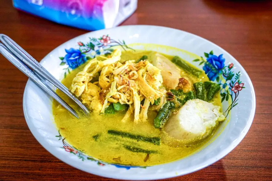 Semangkuk kuah pliek u khas Aceh dengan sayuran dan rempah